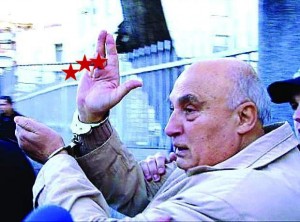 Цар Киро показа среден пръст на протестиращите срещу ромската фамилия