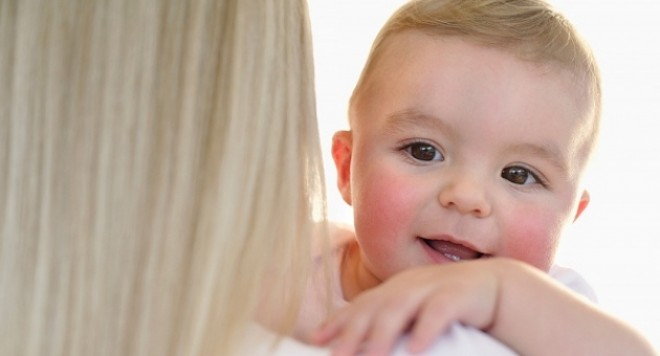 Гъделичкайте бебето си, за да проговори по -бързо