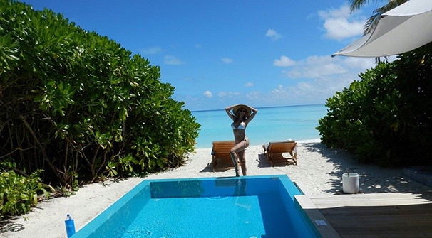 Млад любовник заведе Малина на Малдивите – снимки: