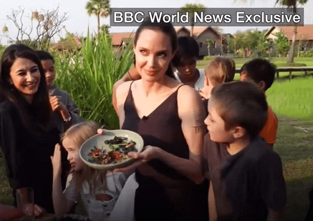 Ужас! Анджелина Джоли накара Децата си да Ядат… Паяци и Скорпиони! СНИМКИ+ ВИДЕО: